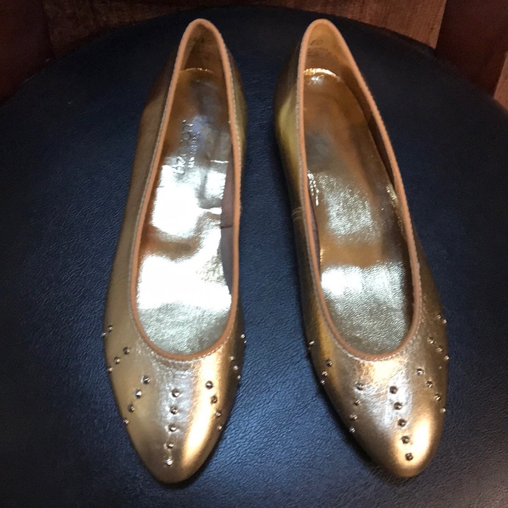 Made in the USA Beacon vintage gold flats